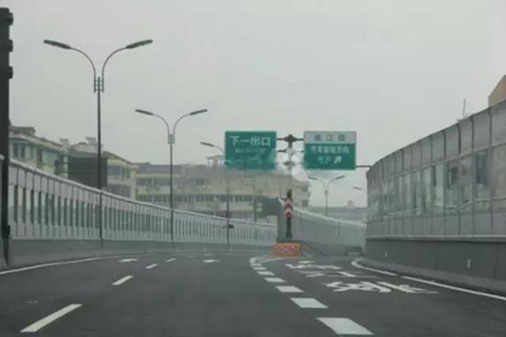 女子与丈夫争吵赌气下车遭另一车碾压