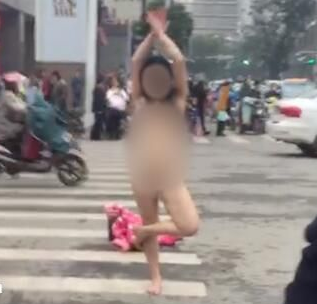 每日趣图|女子街头脱衣服脱光光 大跳裸舞