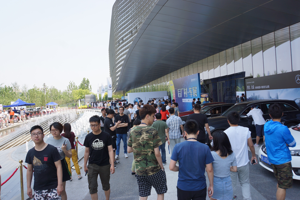 爆满的车展现场,再热的天气都阻挡不住小伙伴们看新车的脚步