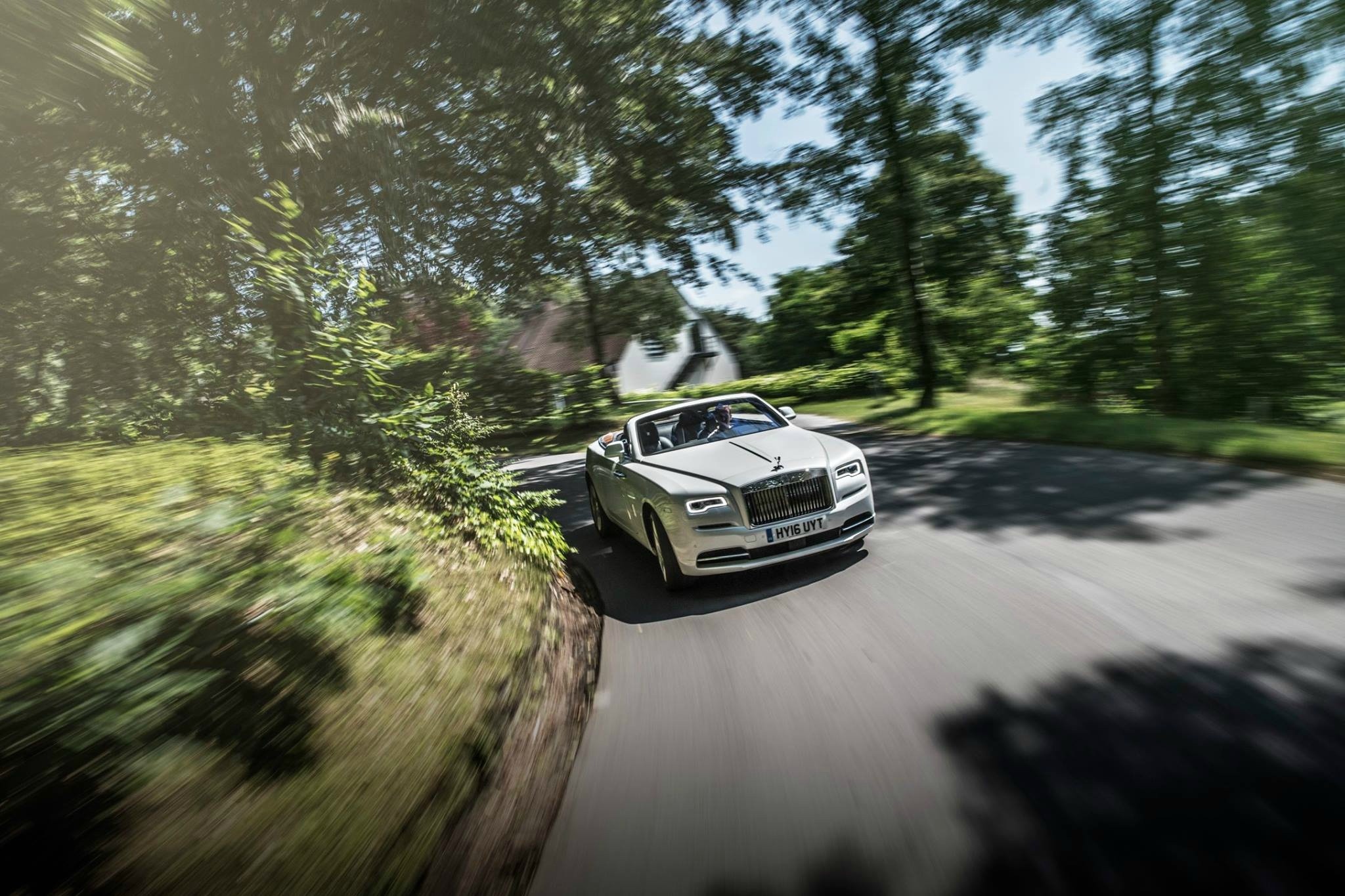 劳斯莱斯曜影都没神一样的装备,为啥还敢卖472万+?