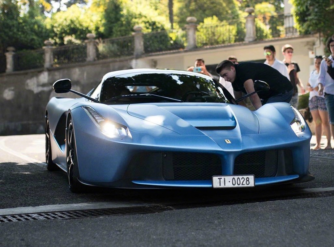又一台哑光蓝法拉利LaFerrari  ?