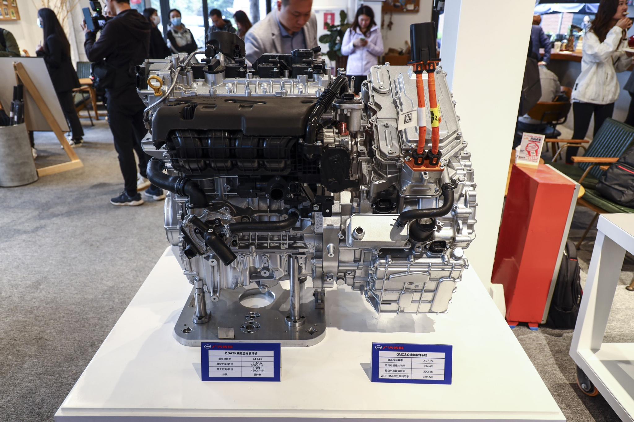 发动机右侧就是双电机DHT混动变速箱