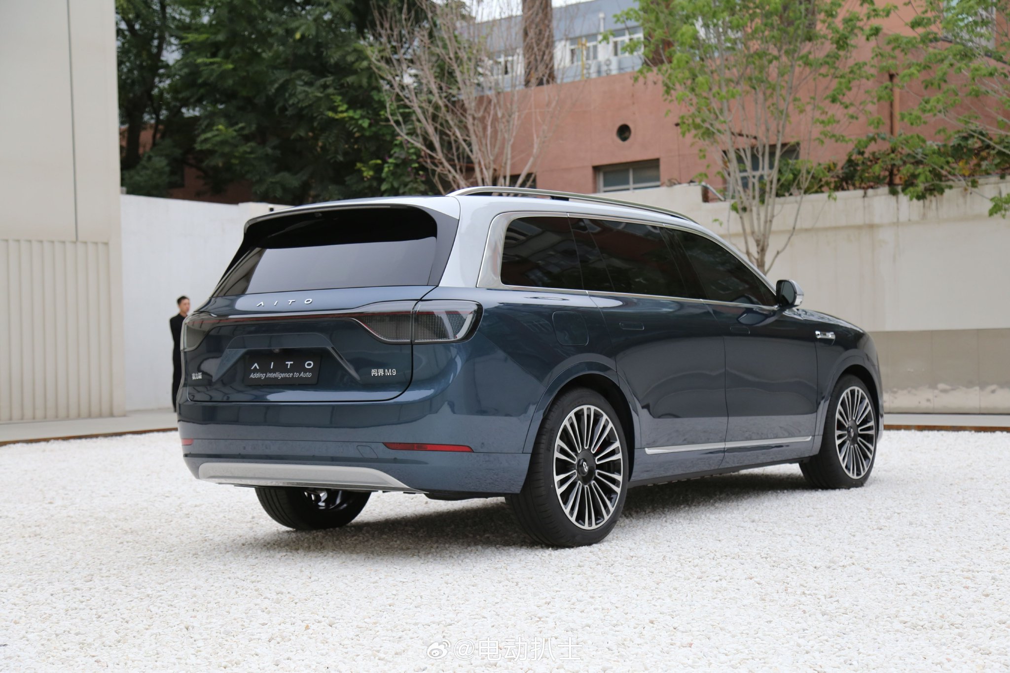 问界M9正式上市 售价46.98-56.98万元