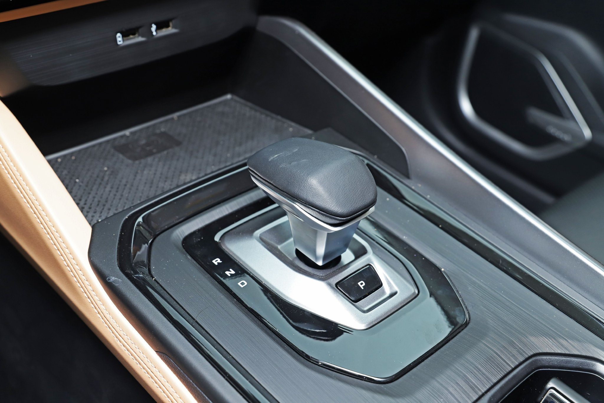 配1.02m超长悬浮屏 静态体验吉利豪越PRO