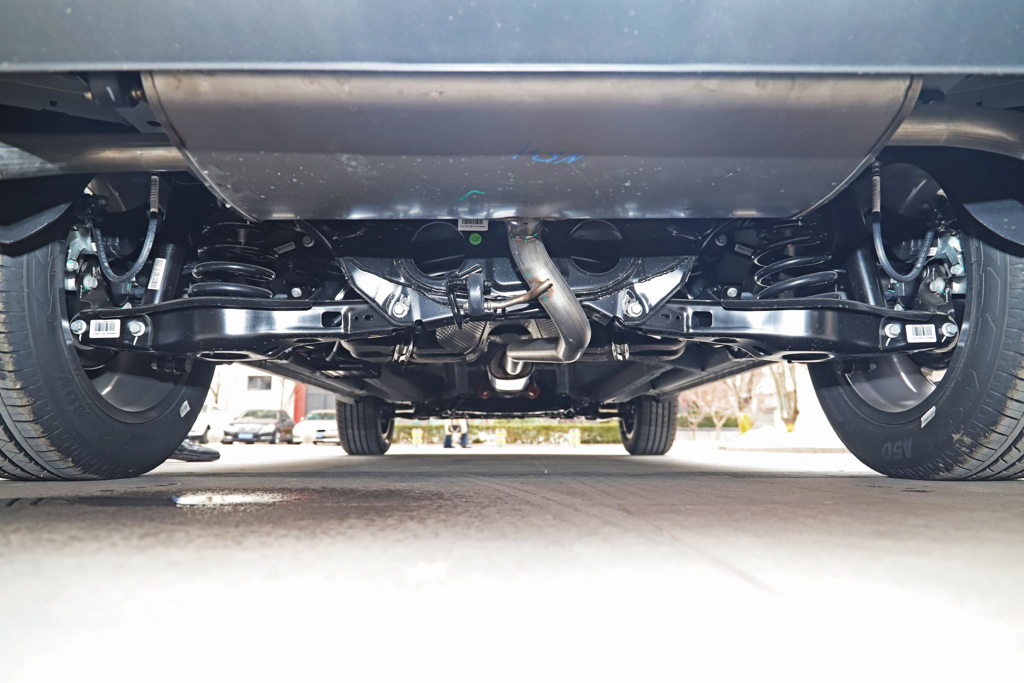 配1.02m超长悬浮屏 静态体验吉利豪越PRO