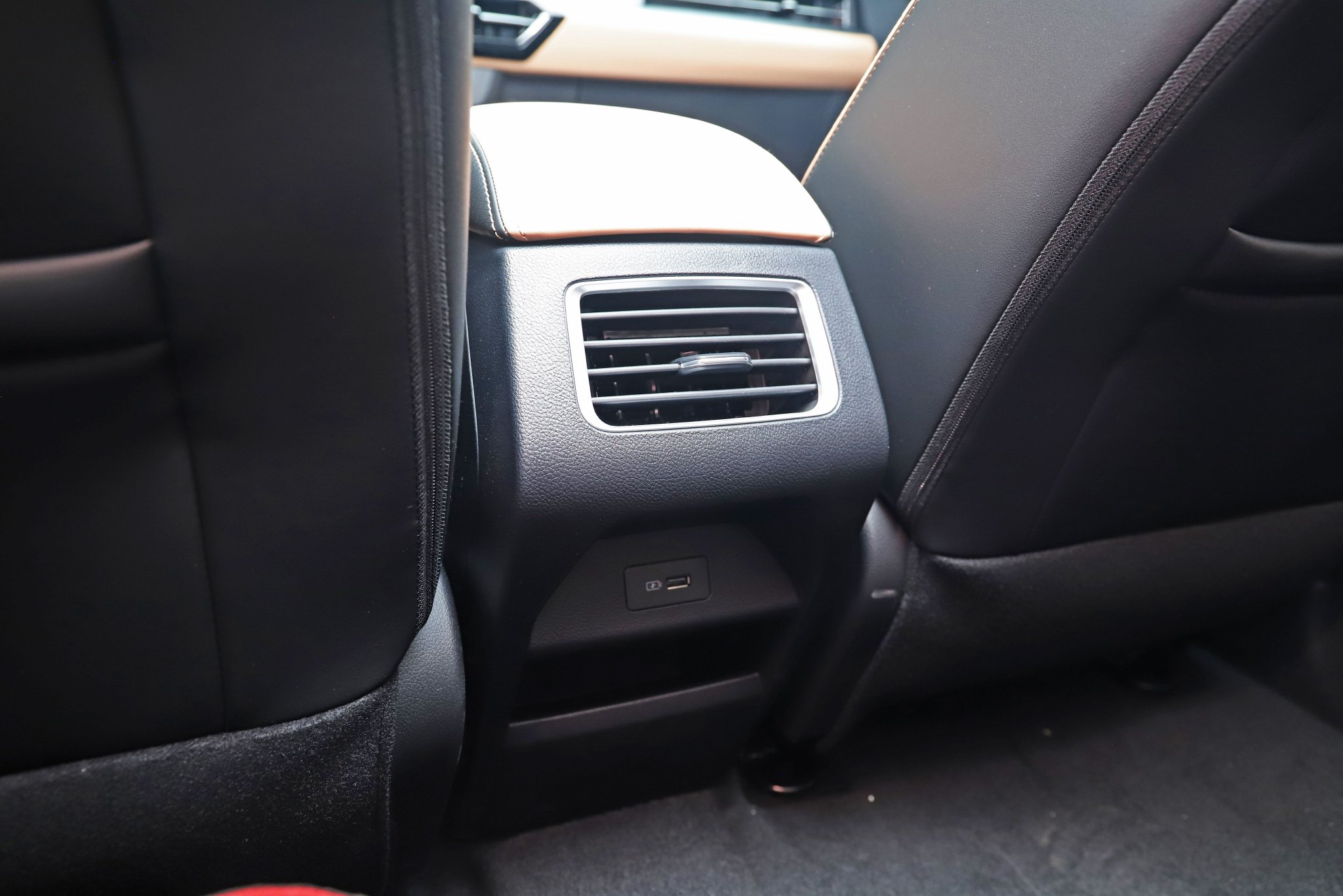 配1.02m超长悬浮屏 静态体验吉利豪越PRO