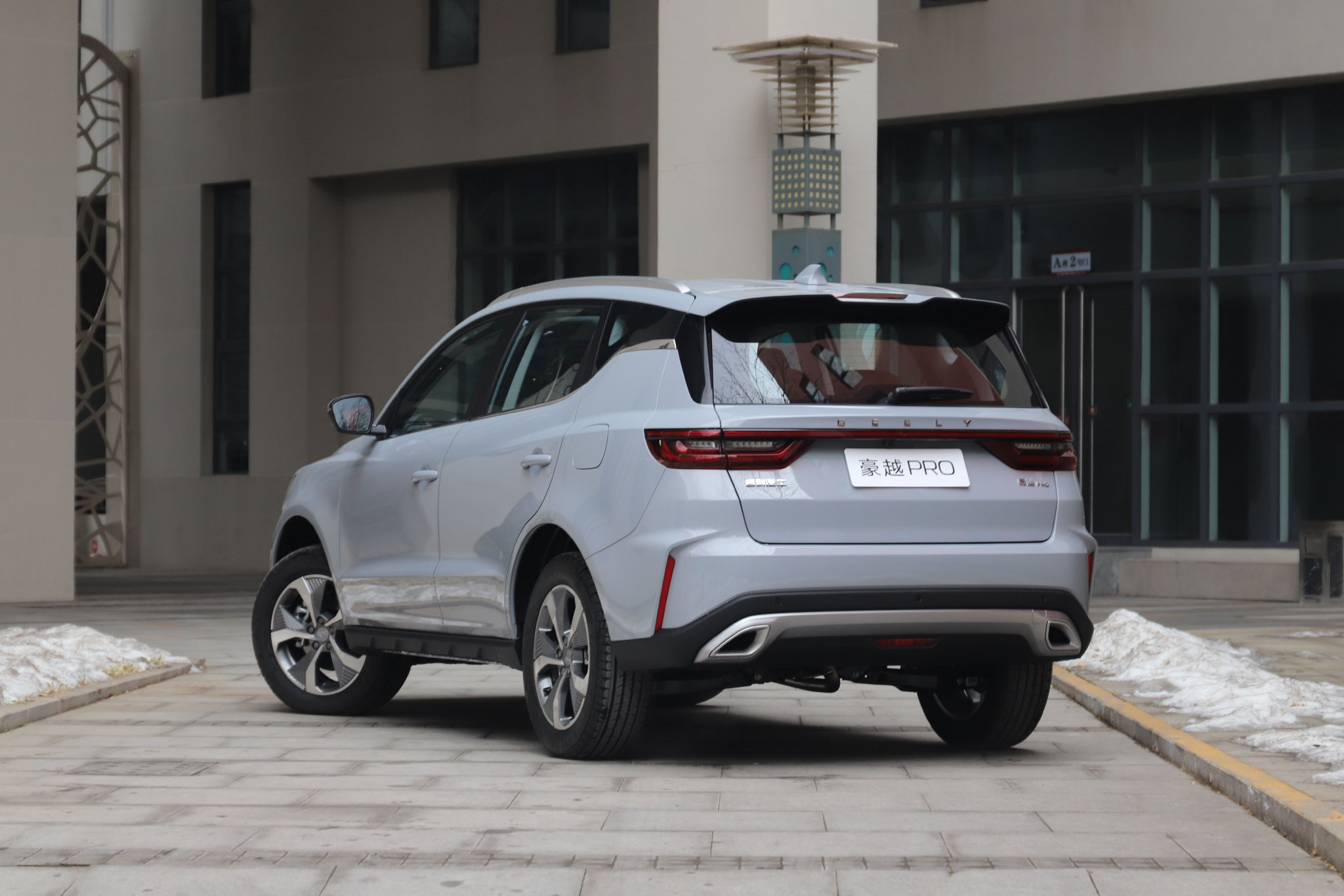 配1.02m超长悬浮屏 静态体验吉利豪越PRO