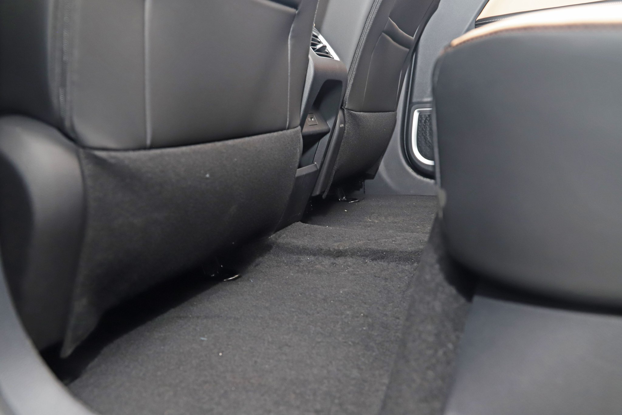 配1.02m超长悬浮屏 静态体验吉利豪越PRO