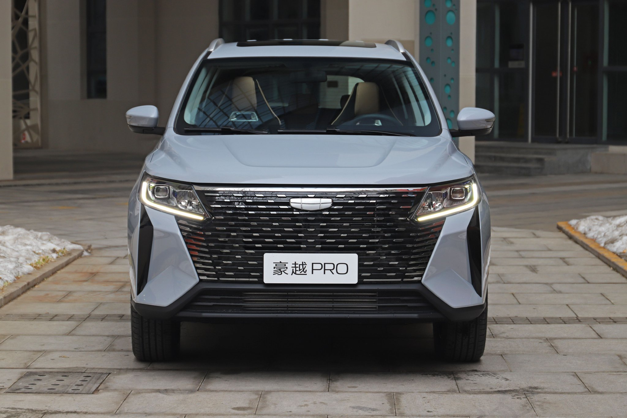 配1.02m超长悬浮屏 静态体验吉利豪越PRO