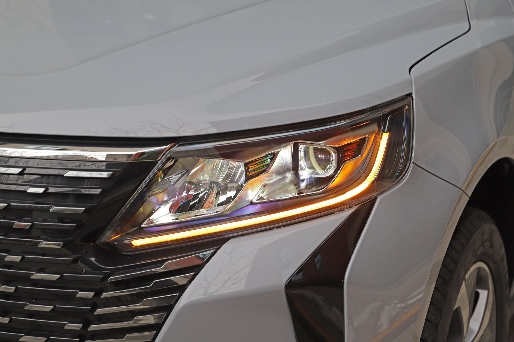 配1.02m超长悬浮屏 静态体验吉利豪越PRO