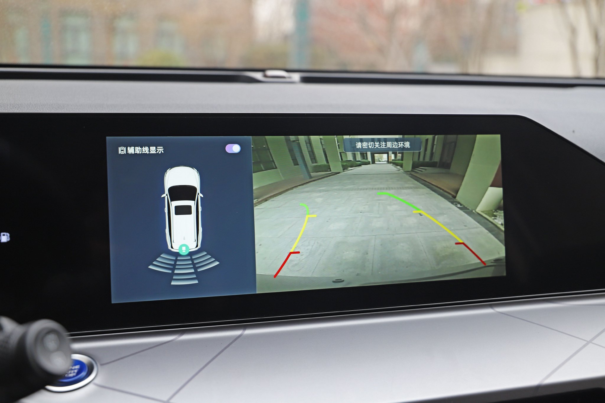 配1.02m超长悬浮屏 静态体验吉利豪越PRO