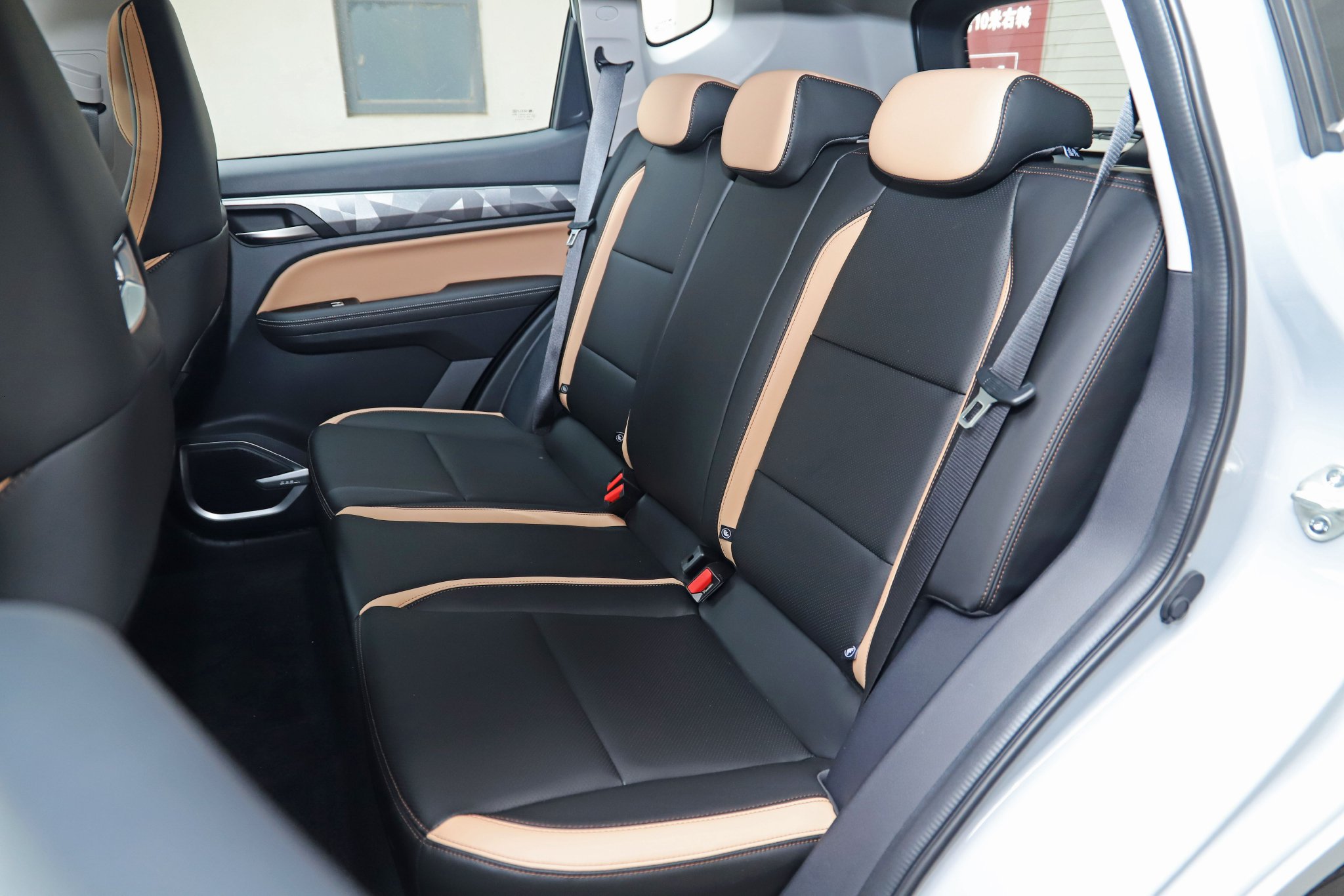 配1.02m超长悬浮屏 静态体验吉利豪越PRO