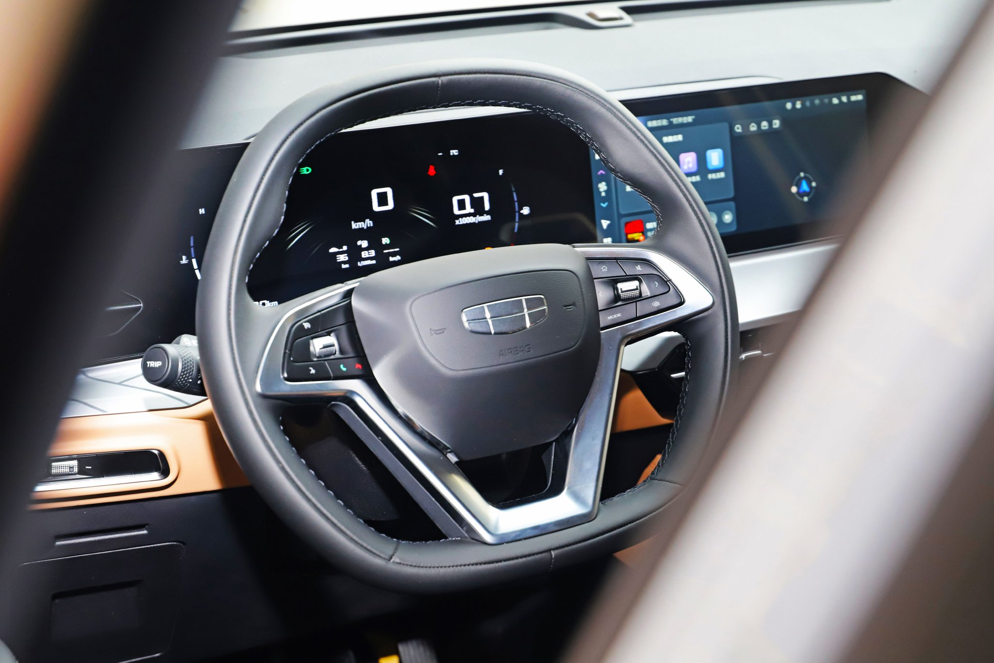 配1.02m超长悬浮屏 静态体验吉利豪越PRO