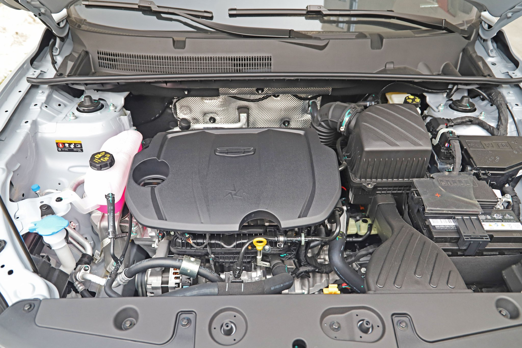 配1.02m超长悬浮屏 静态体验吉利豪越PRO