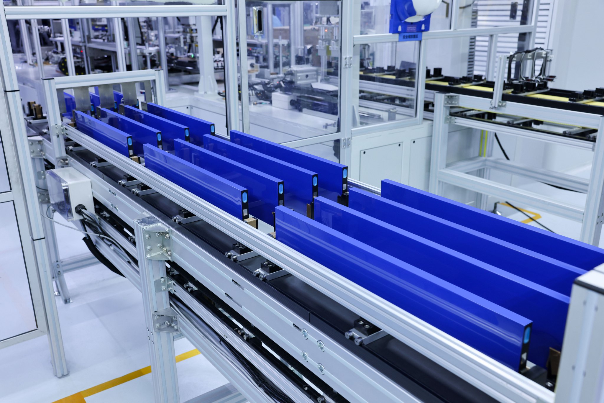 吉利发布新一代“刀片式”磷酸铁锂电池