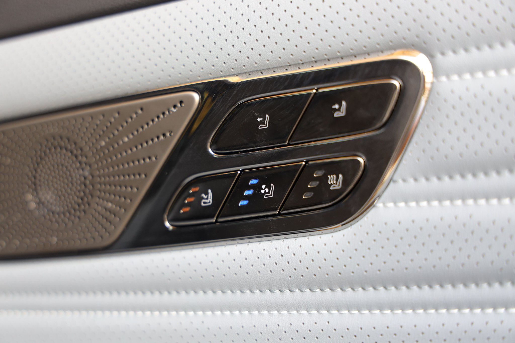 后排座椅靠背+座垫可联动电调