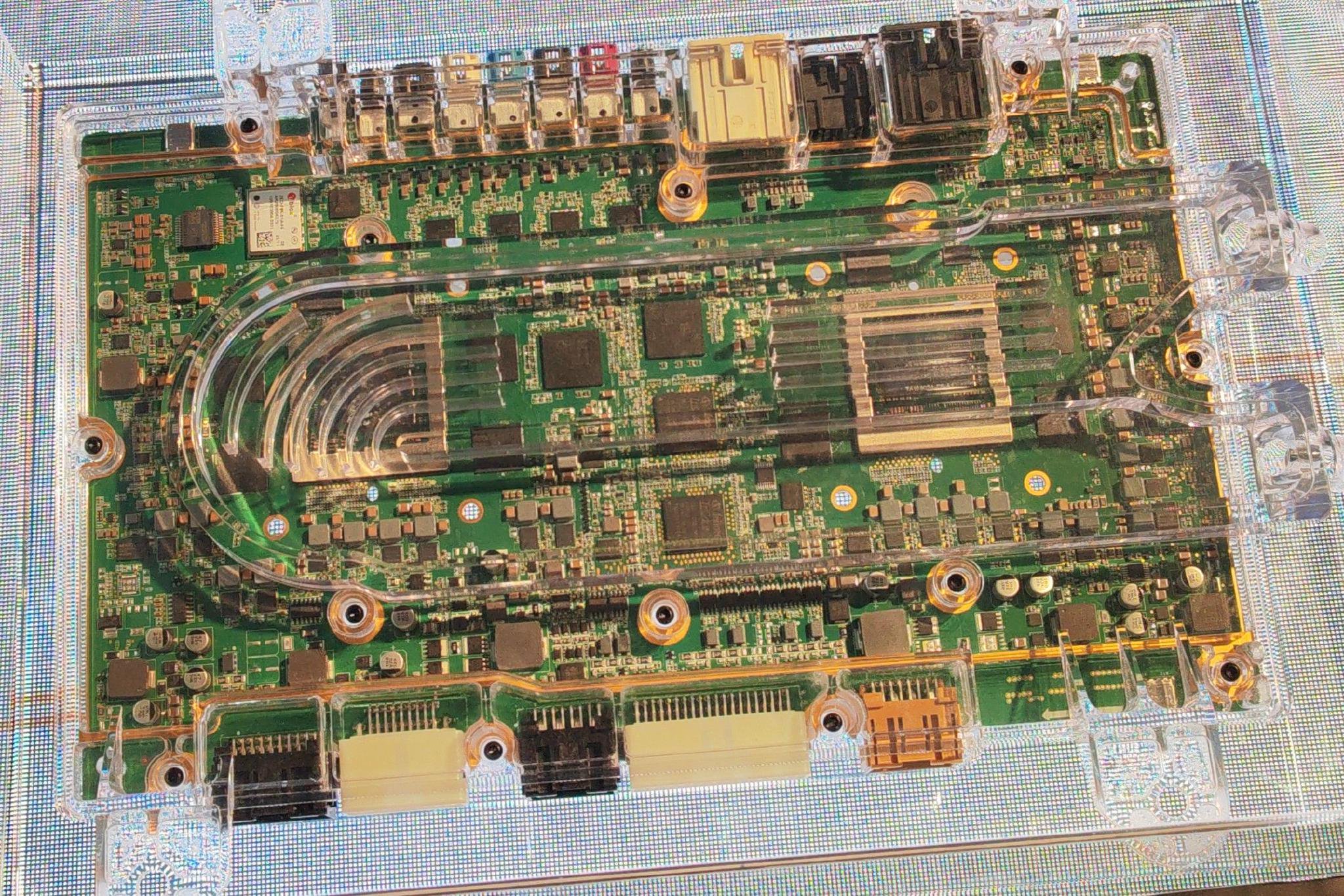 双NVIDIA DRIVE Thor-U芯片 实拍