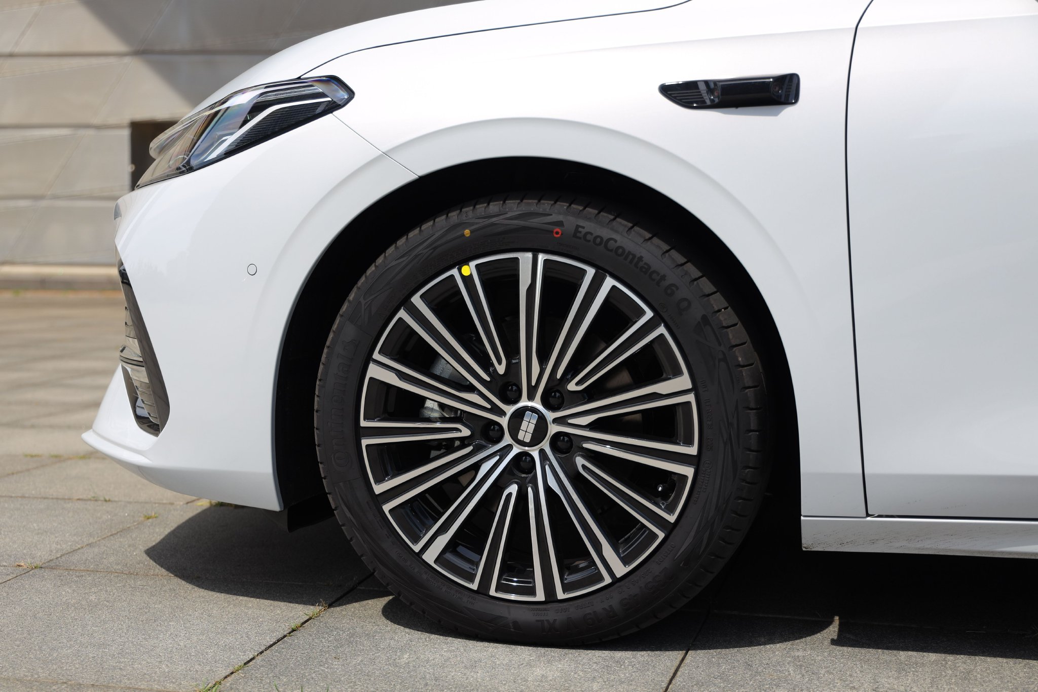 19寸轮毂 轮胎型号为 235/45 R19