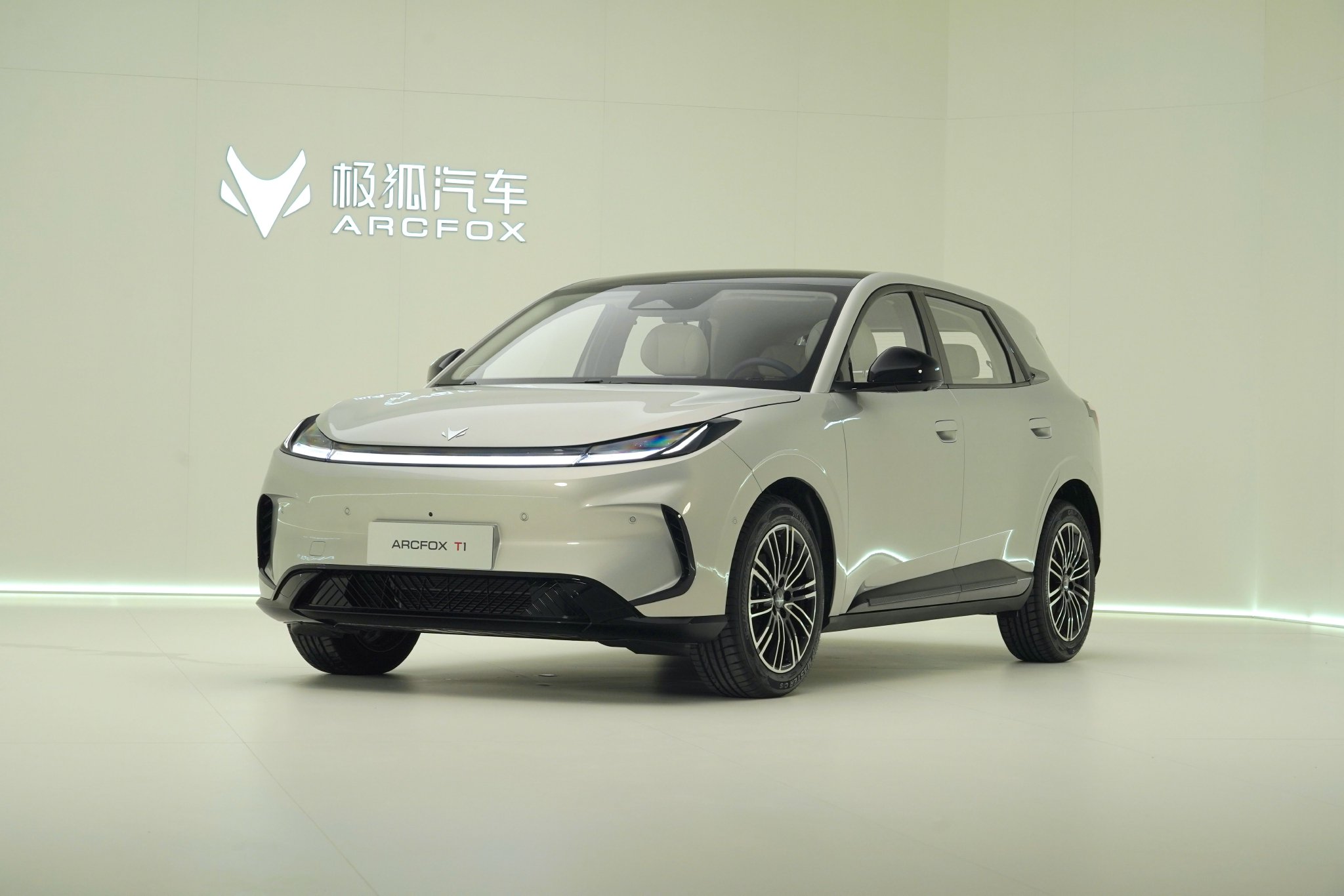 越级实力重新定义A0级纯电家轿 静态体验极狐T1