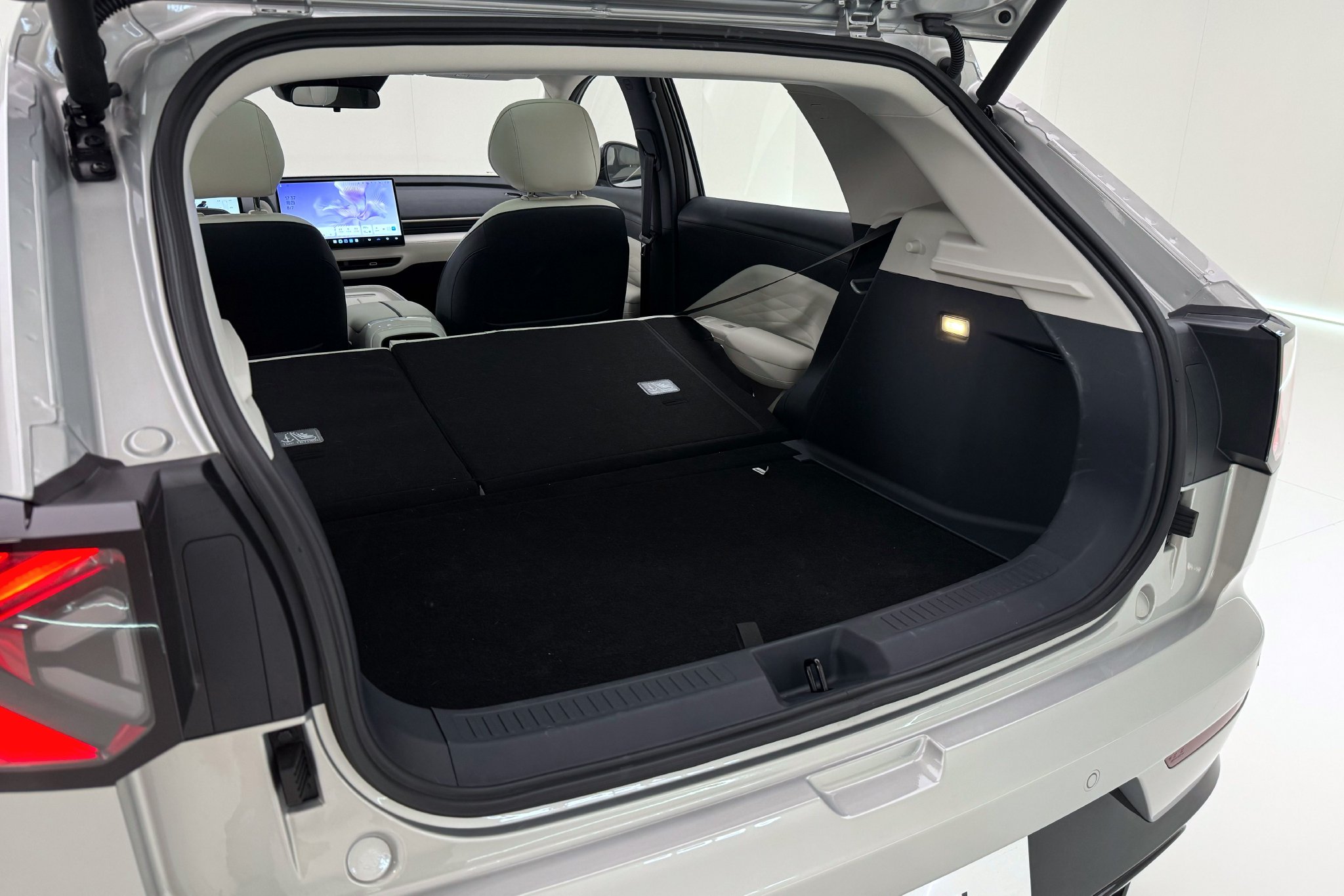 越级实力重新定义A0级纯电家轿 静态体验极狐T1