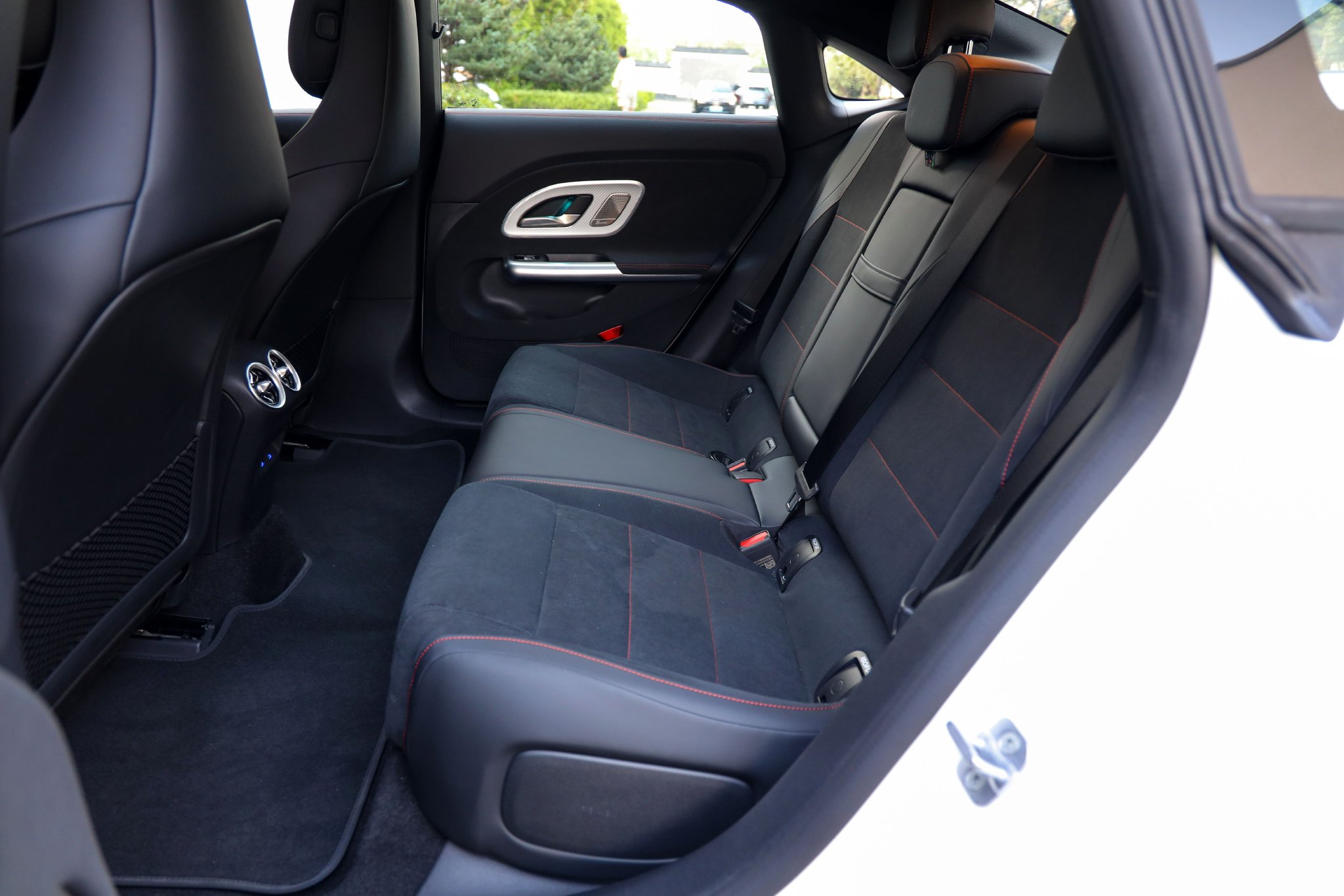 后排座椅座垫加长10mm,乘坐舒适