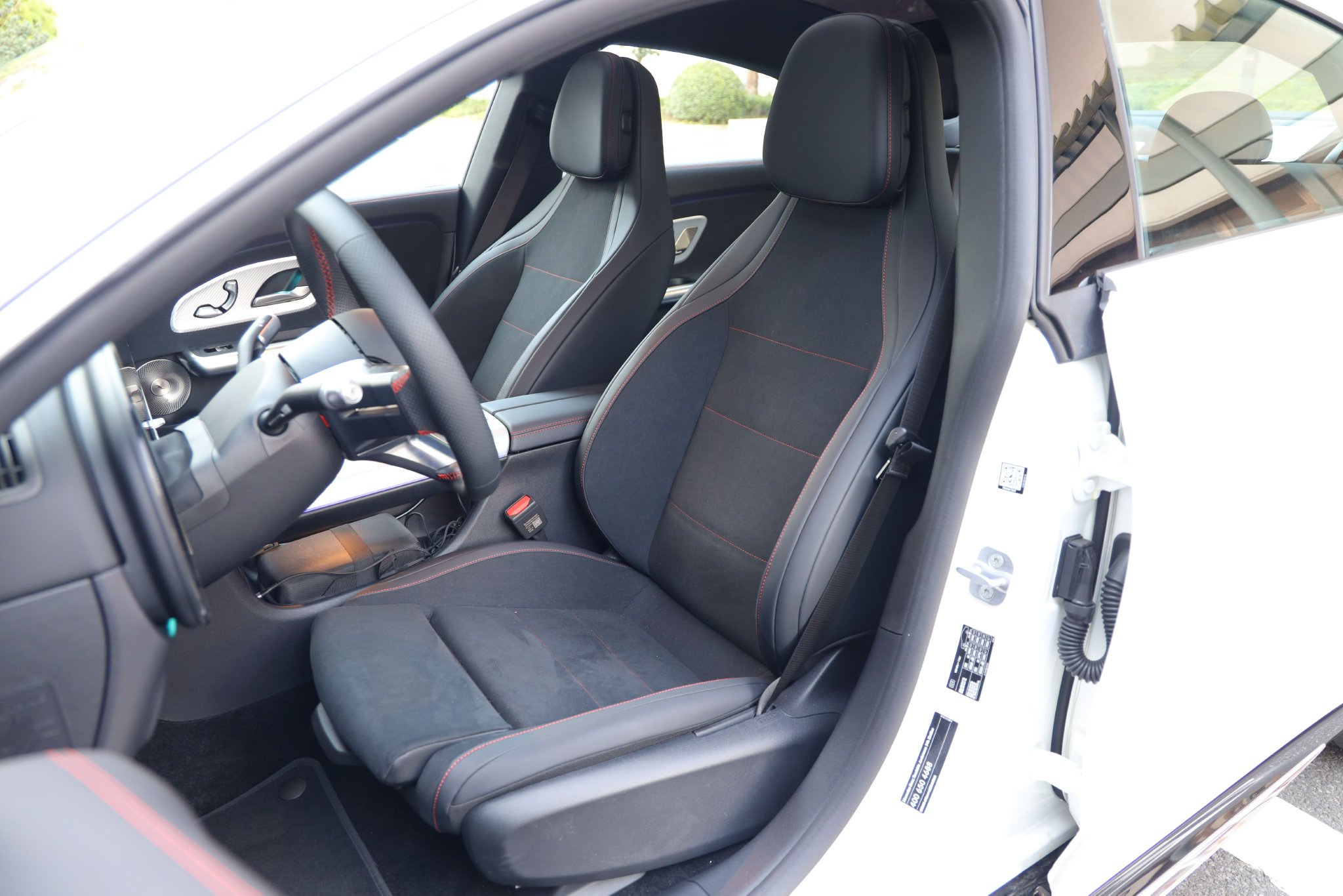 前排座椅包裹性强,具有加热和按摩功能