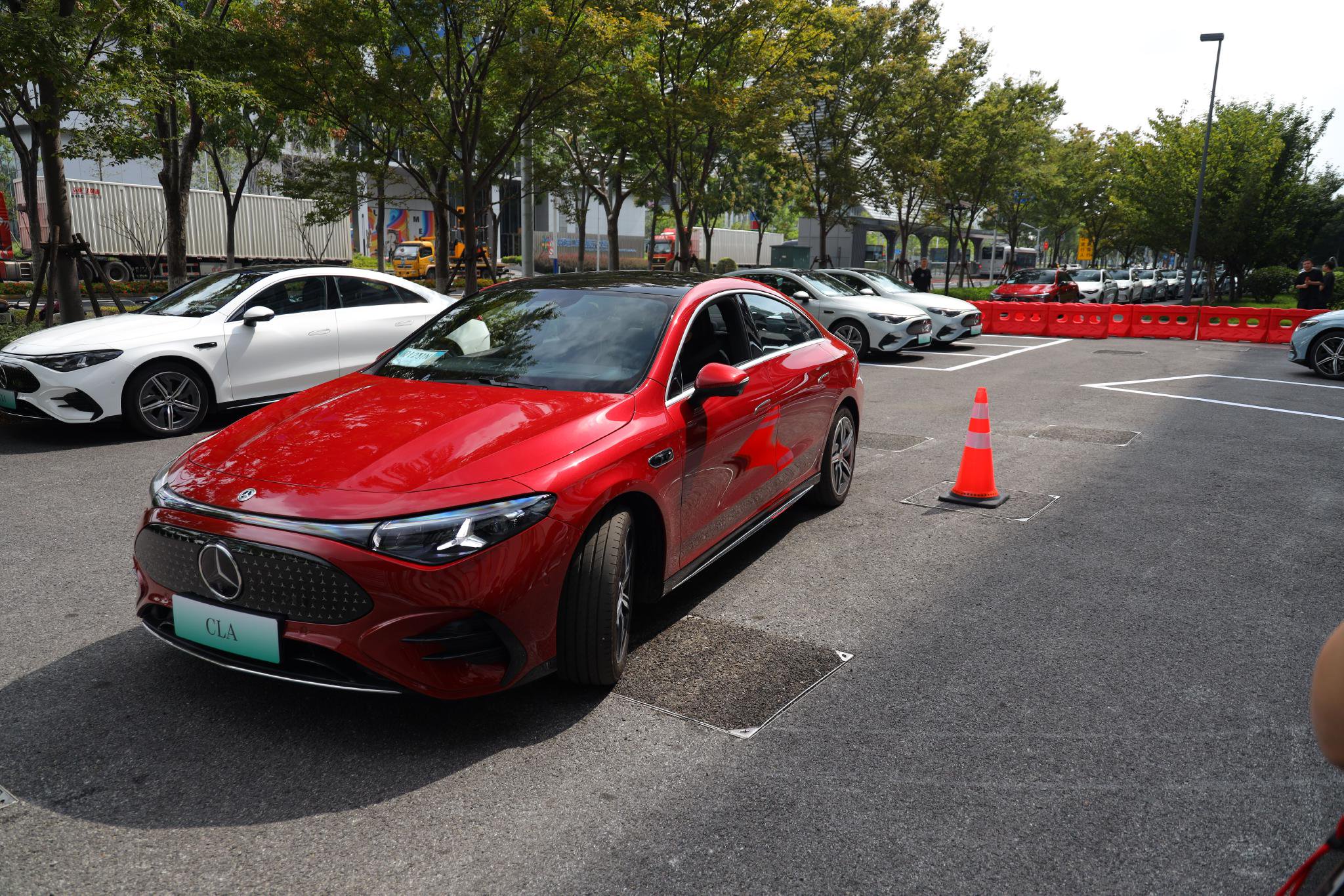 寻迹倒车,遇突发障碍物自动绕行