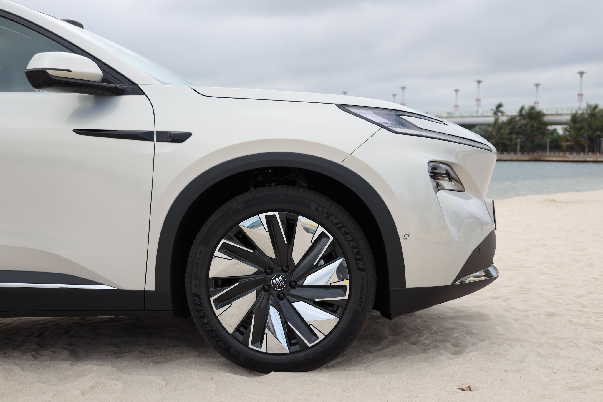 半封闭轮毂 轮胎为米其林235/50 R20