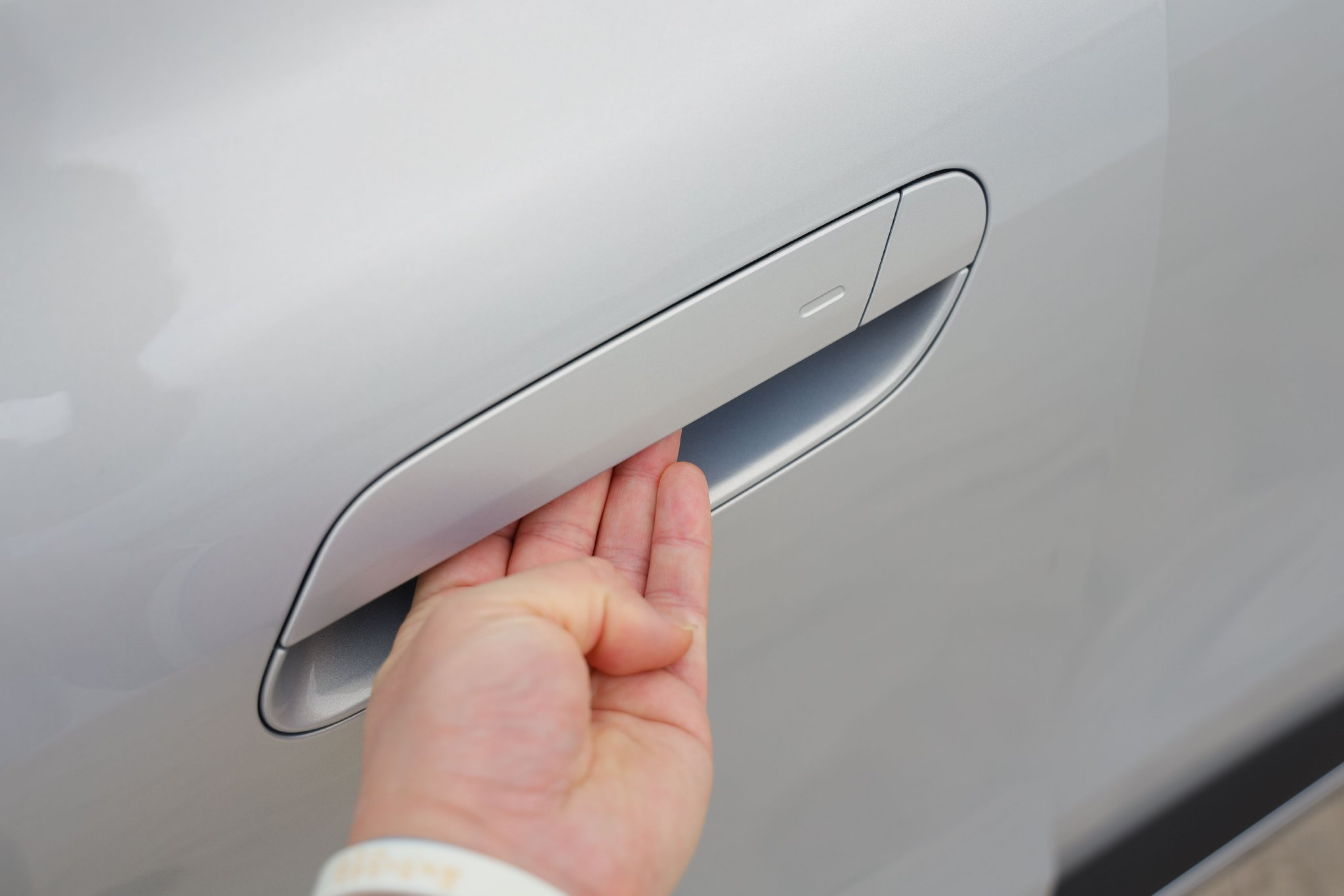 半隐藏式门把手