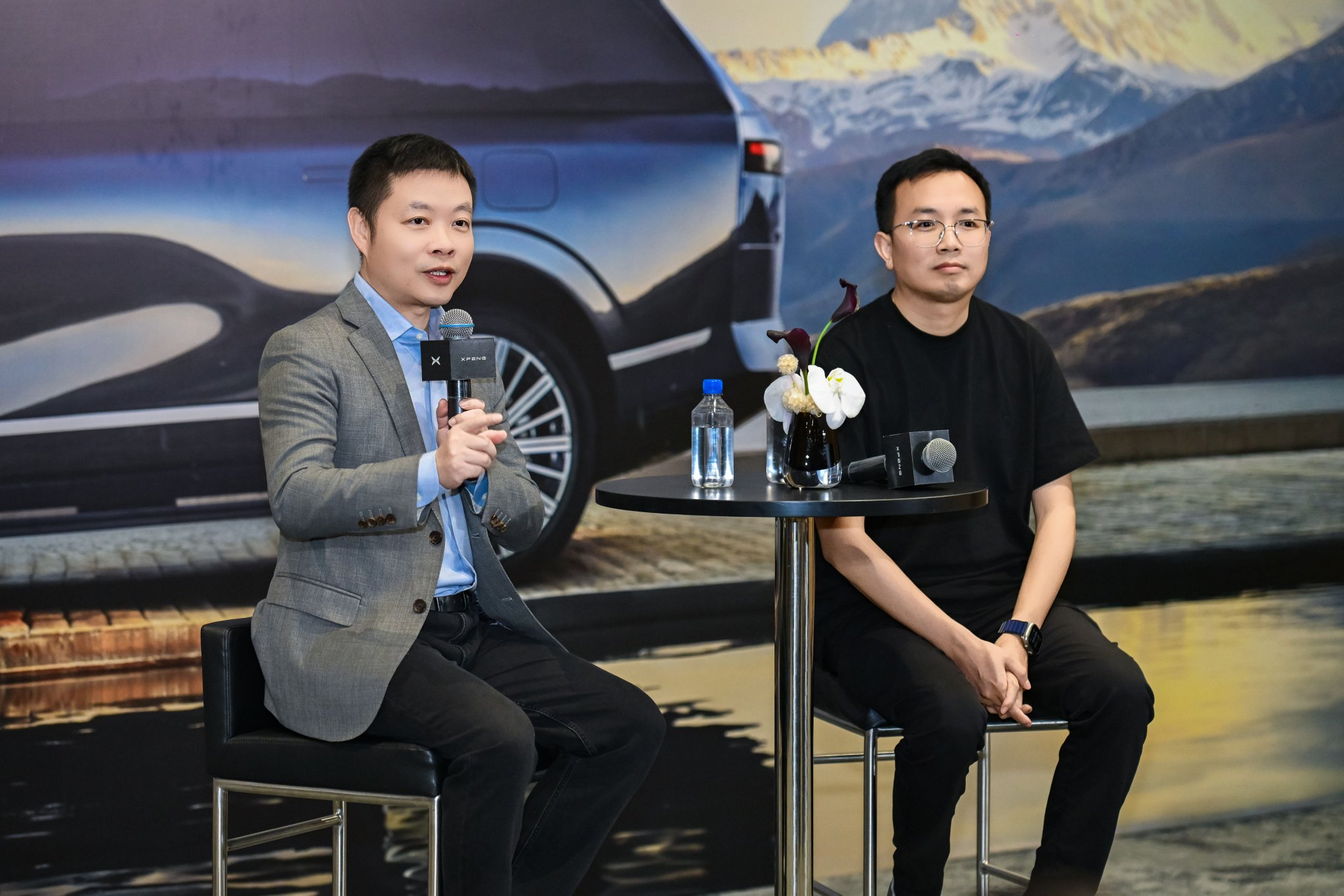 小鹏集团董事长 CEO 何小鹏(左)、 小鹏集团平台产品矩阵总经理 吴安飞(右)