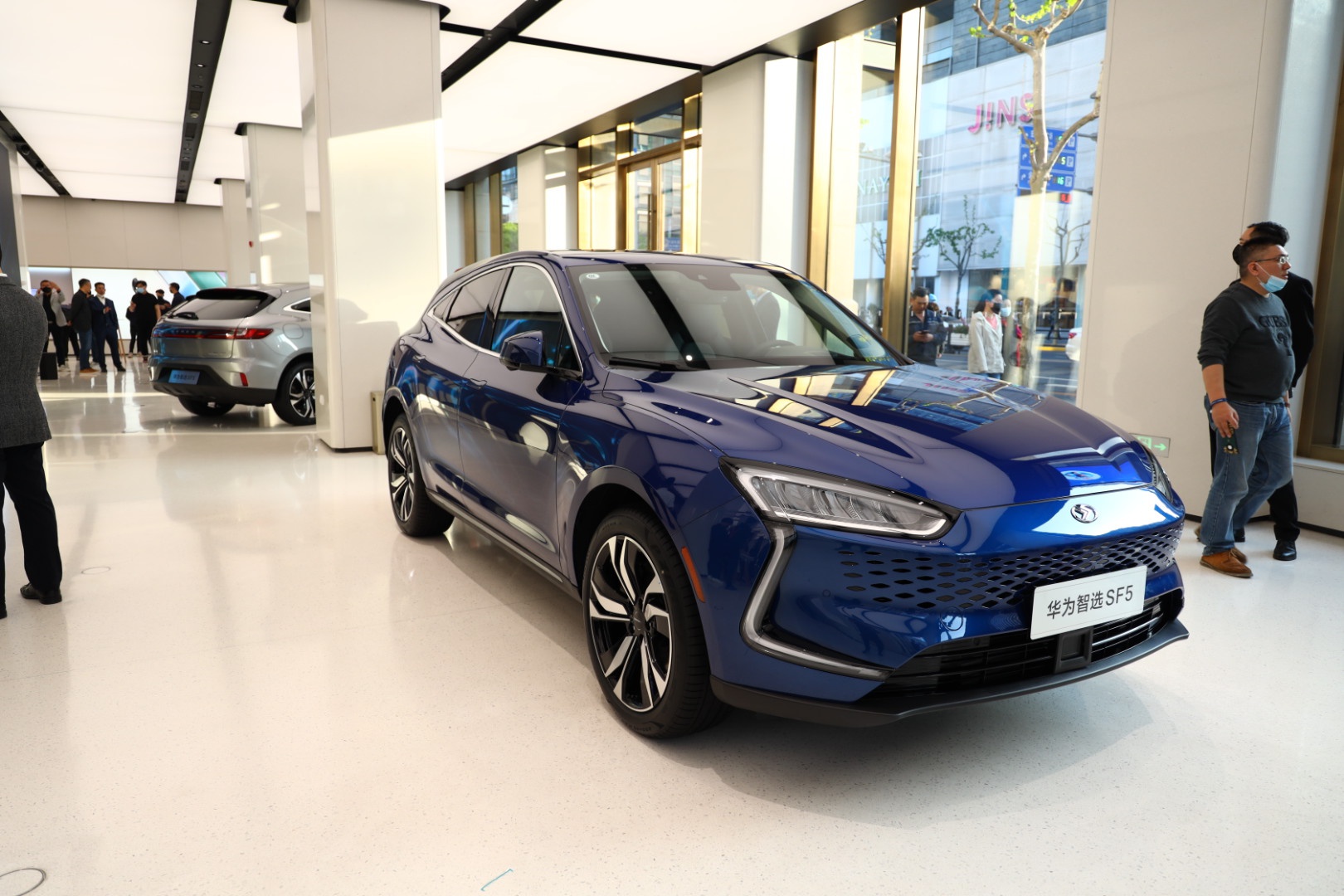 赛力斯华为智选SF5入住华为全球旗舰店