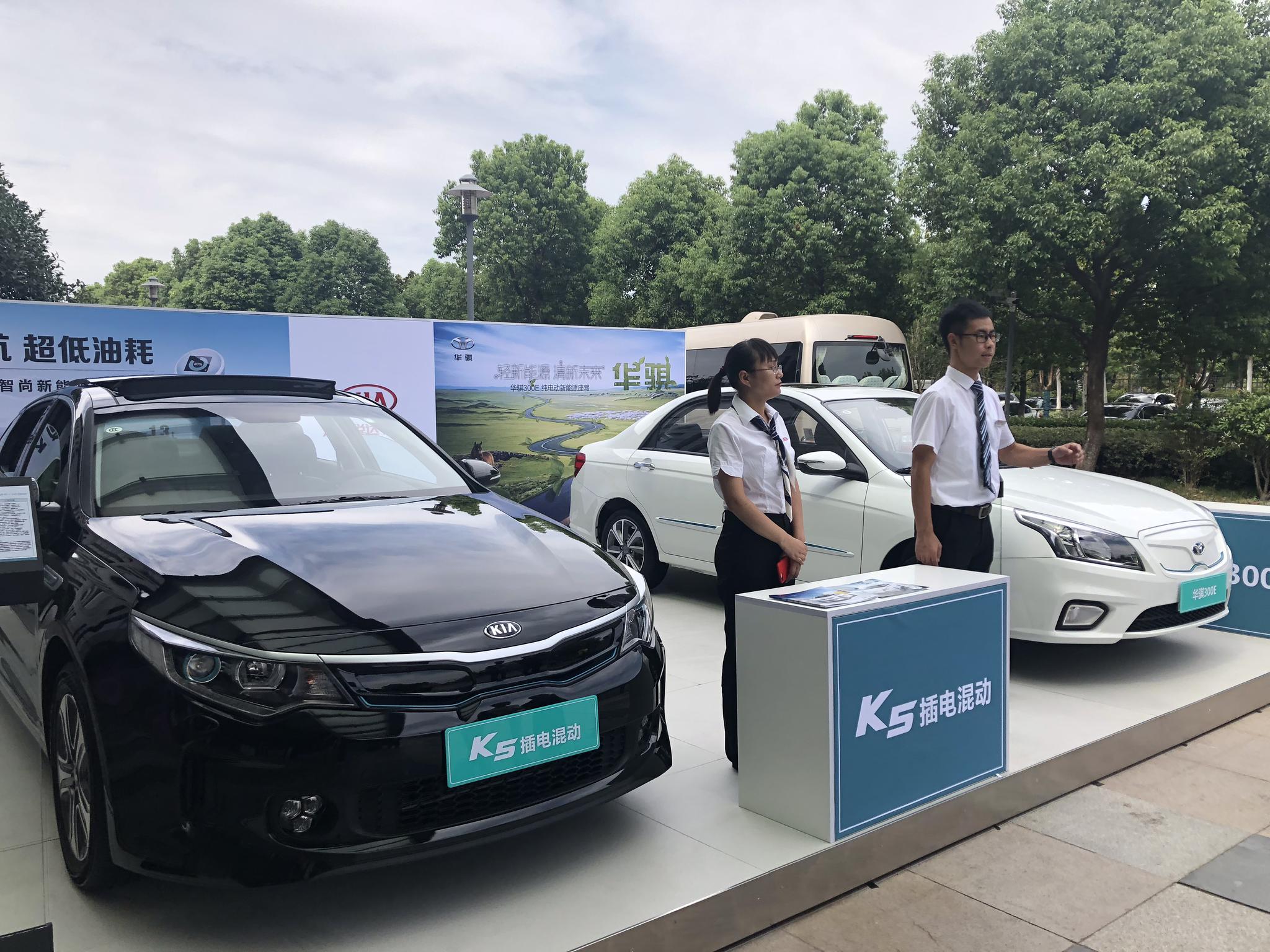 起亚K5插电混动版(左)