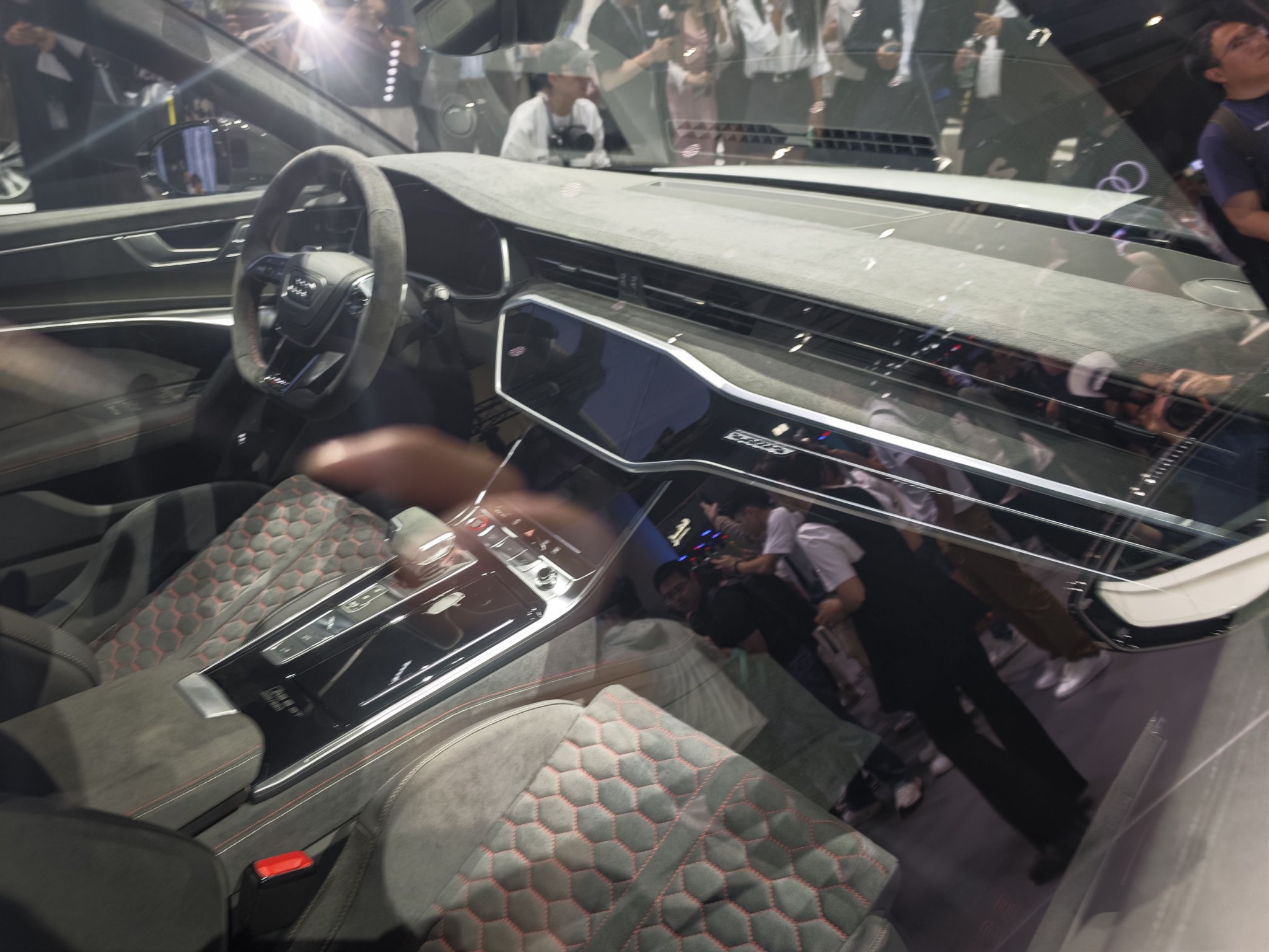 2024广州车展:一汽奥迪A5L首发亮相