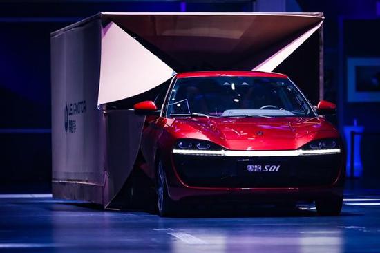 零跑,奋力踮脚向内张望的“局外人”