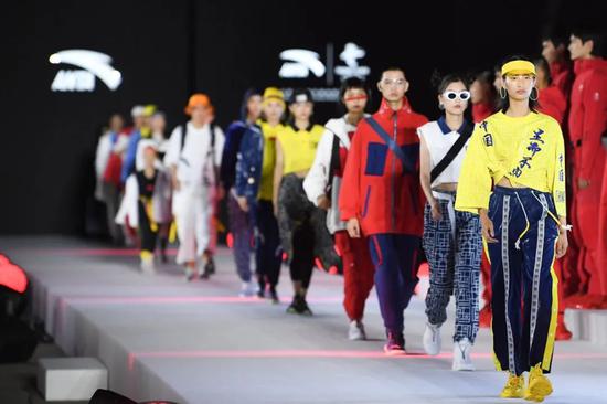 安踏带着冬奥会国旗款运动服来了,想要吗?