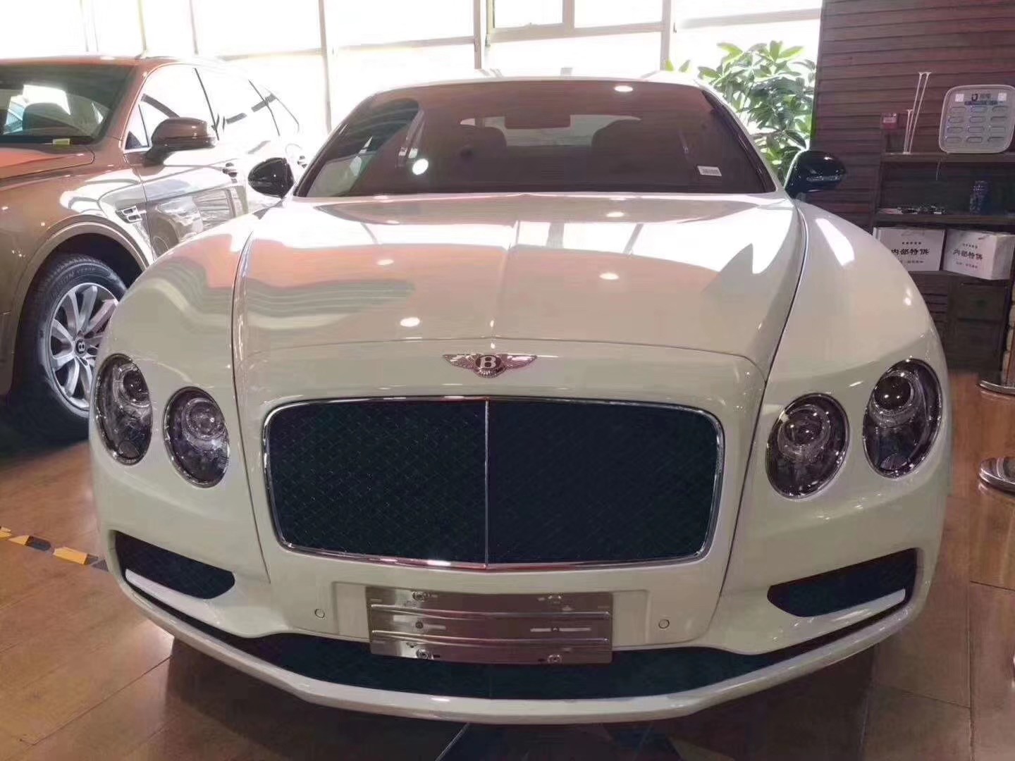 宾利飞驰V8S奢华座驾优惠中 批发价拿车