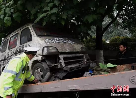 占用道路的“僵尸车”正在被拖走。