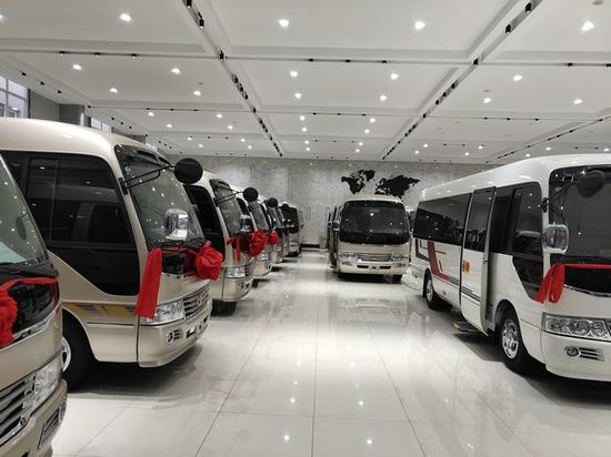 丰田考斯特12座惊艳改装 炫彩灯光