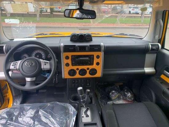 丰田FJ酷路泽4.0健壮时尚的越野小王子