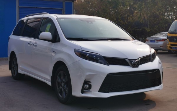 20款丰田塞纳四驱SE运动版高端商务车