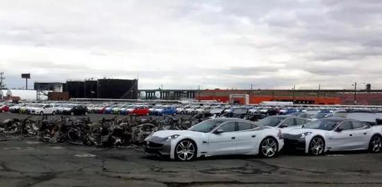 2012年,飓风桑迪引起海水倒灌,停在海边的Fisker Karma电动跑车被海水浸入后烧毁大半