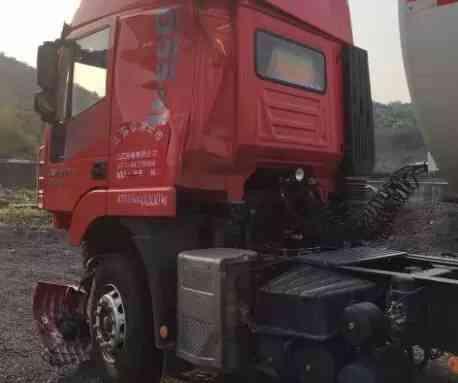 危化品车失控,宝马被夹中间!车后排的4岁女孩飞向… 危化品车失控,宝马被夹中间!车后排的4岁女孩飞向…