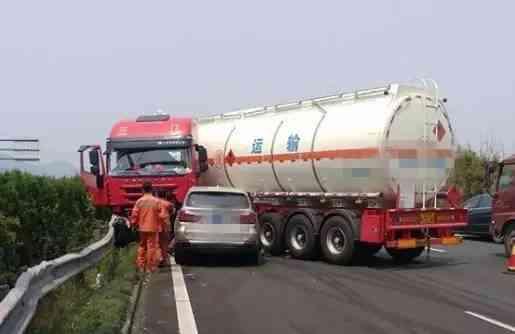 危化品车失控,宝马被夹中间!车后排的4岁女孩飞向… 危化品车失控,宝马被夹中间!车后排的4岁女孩飞向…