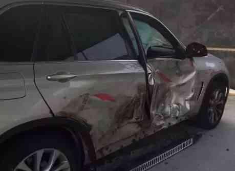 危化品车失控,宝马被夹中间!车后排的4岁女孩飞向… 危化品车失控,宝马被夹中间!车后排的4岁女孩飞向…