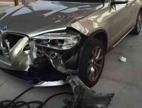 危化品车失控,宝马被夹中间!车后排的4岁女孩飞向… 危化品车失控,宝马被夹中间!车后排的4岁女孩飞向…