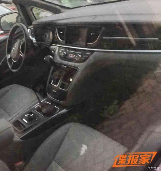 最新家族式前脸 曝江淮瑞风M6测试谍照