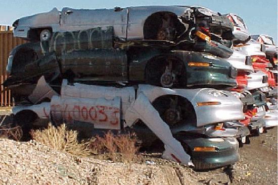 被堆砌在亚利桑那试车场一角的EV1 被堆砌在亚利桑那试车场一角的EV1