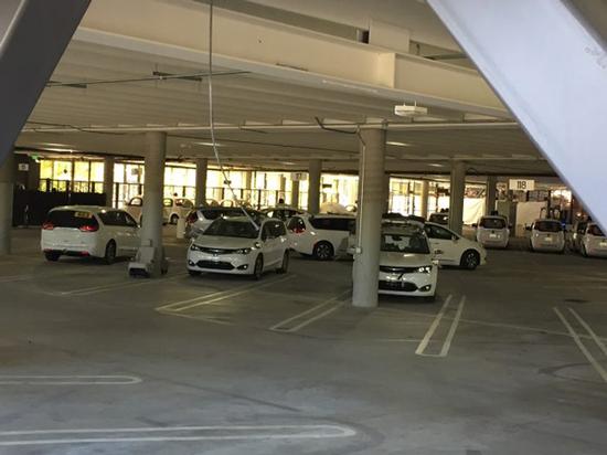 谷歌位于加州山景城的一处工厂内停放着等待安装自动驾驶系统的克莱斯勒Pacifica插电混动汽车 谷歌位于加州山景城的一处工厂内停放着等待安装自动驾驶系统的克莱斯勒Pacifica插电混动汽车