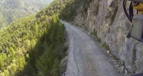 然而驾驶室里面的视角是这个样子的,这一般人绝对是承受不了的。