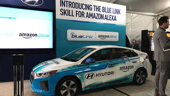 韩国汽车制造商现代在车展上展示了和亚马逊 Alexa 语音服务合作的成果，用户可以通过快速的语音指令来方便得启动汽车、充电、或打开空调